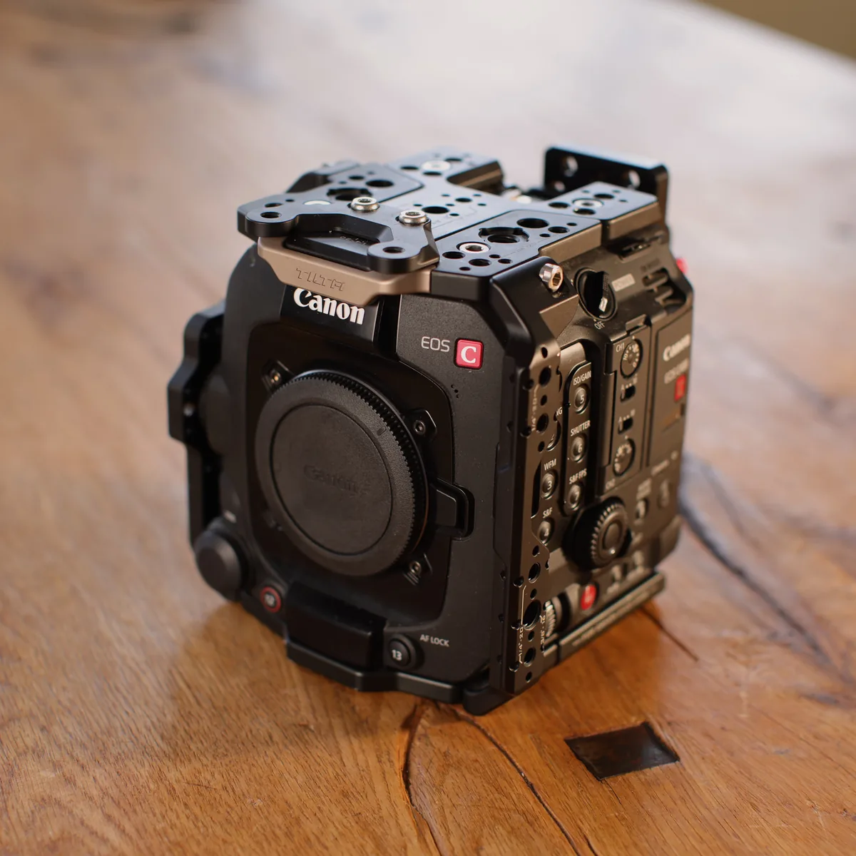 Canon EOS C400 im SmallRig-Cage, Frontansicht mit verschlossenem Bajonett