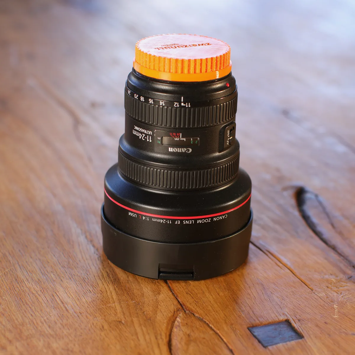 Canon EF 11-24 mm f/4 L stehend, mit orangefarbener Frontkappe