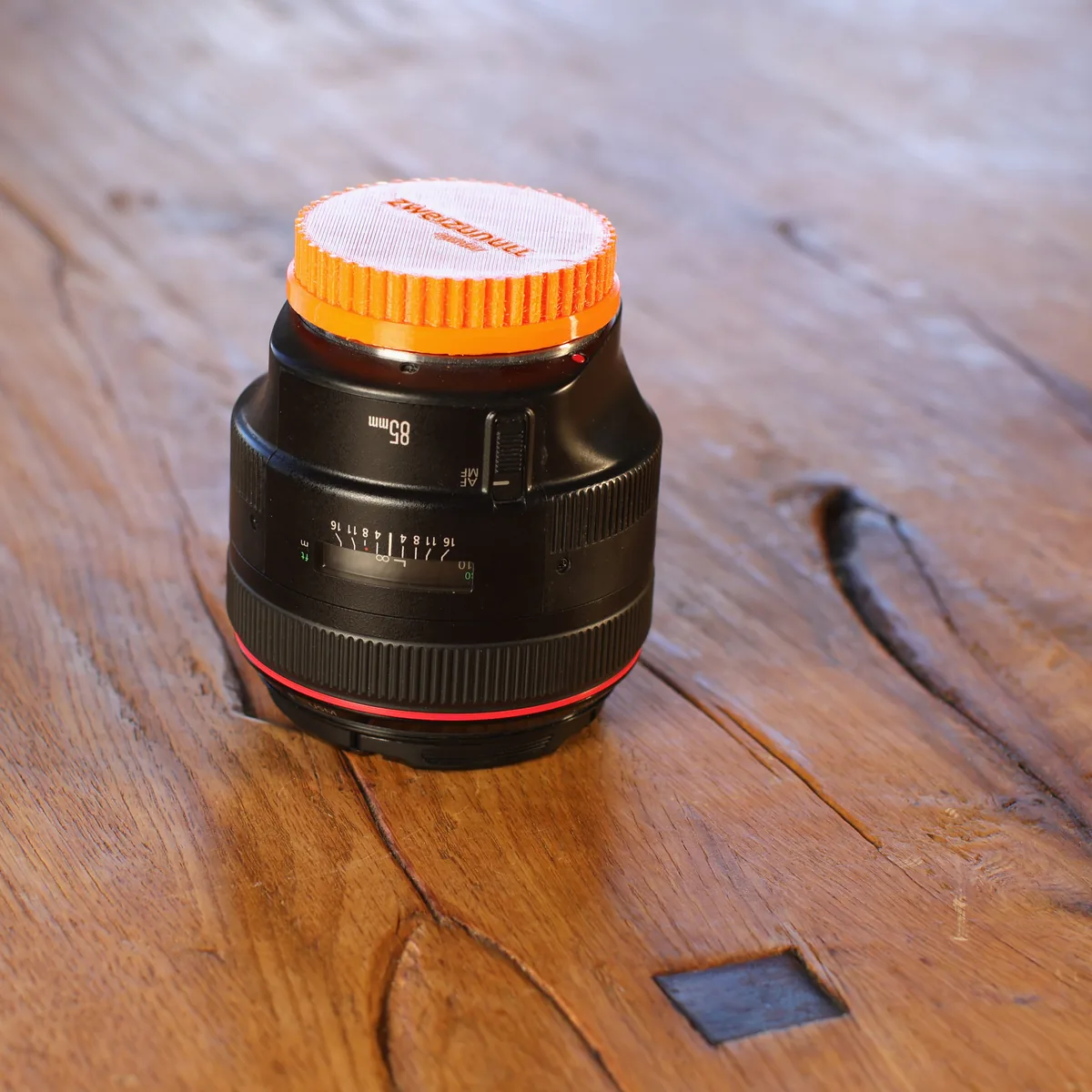 Canon EF 85 mm F1.2L II USM stehend, mit orangefarbener Frontkappe