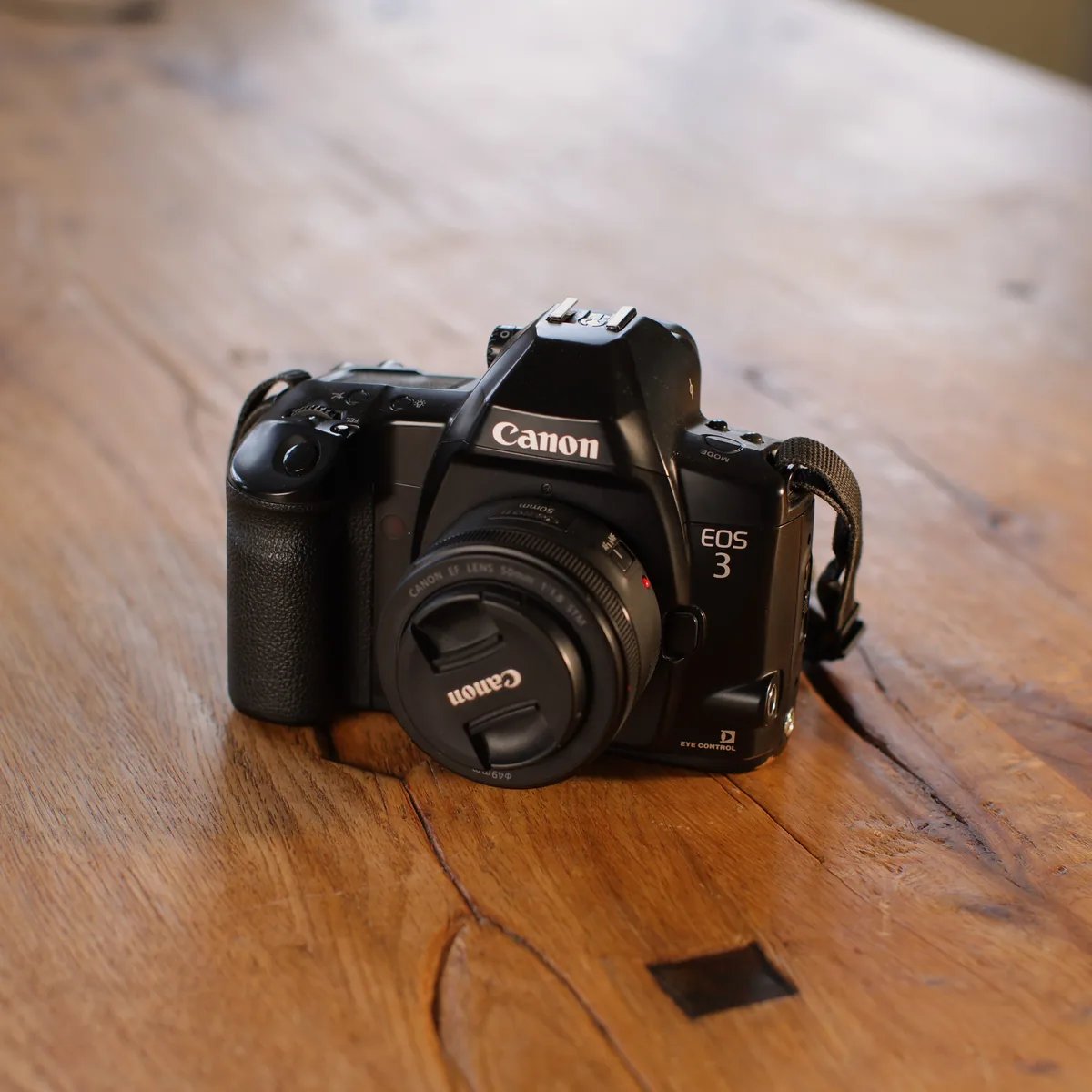 Canon EOS-3, analoge Kleinbild-Spiegelreflexkamera mit aufgesetztem Objektiv