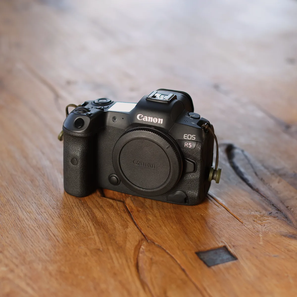 Canon EOS R5, Gehäuse mit verschlossenem Bajonett in der Seitenansicht