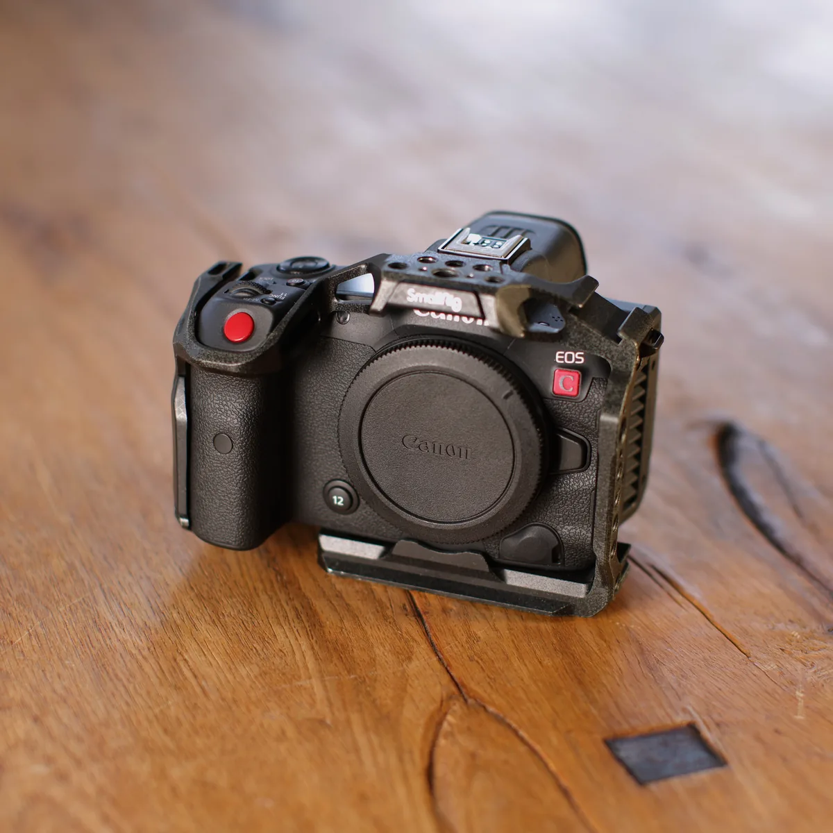 Canon EOS R5 C im SmallRig-Cage, Frontansicht mit verschlossenem Bajonett
