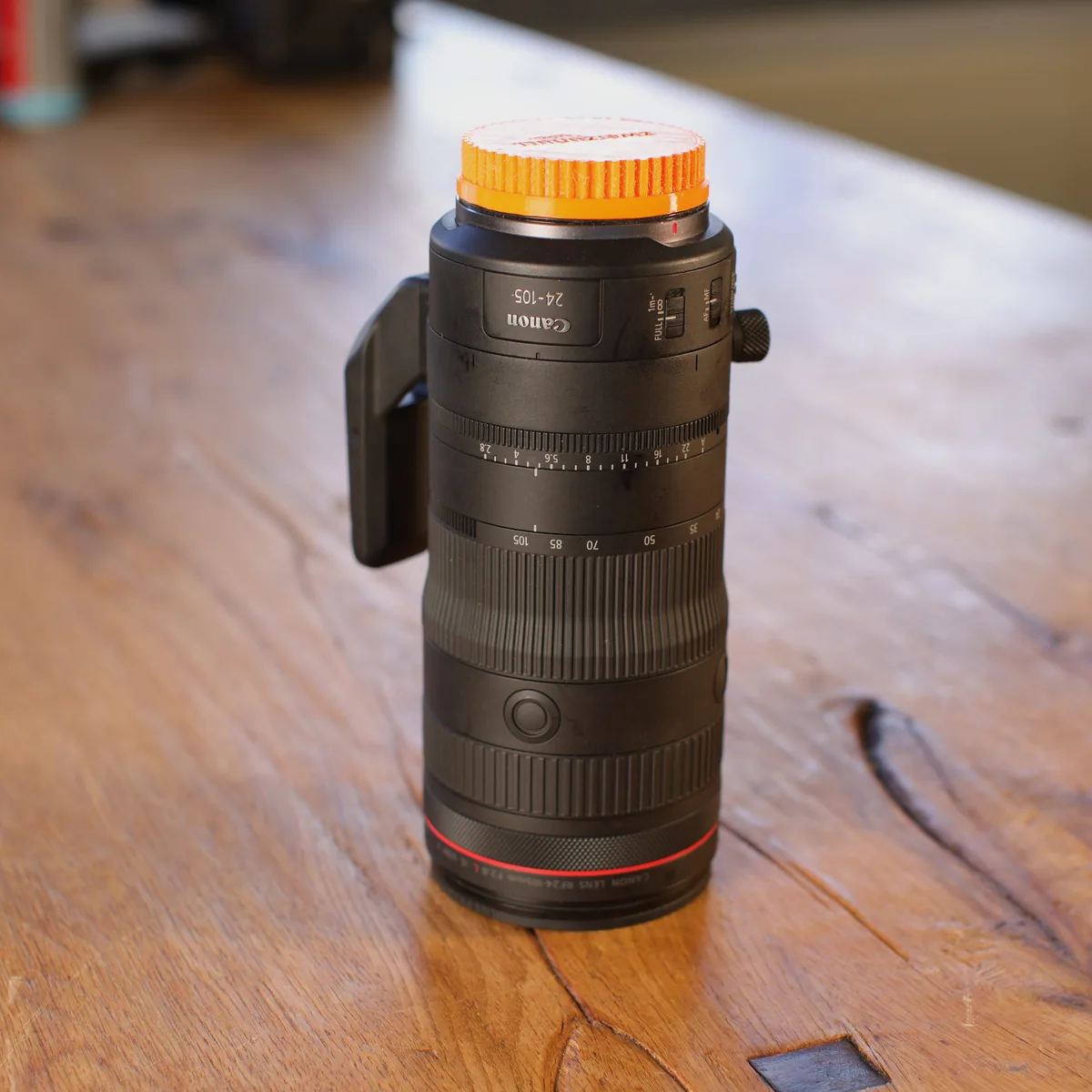 Canon RF 24-105 mm f/2.8 L stehend, mit orangefarbener Frontkappe