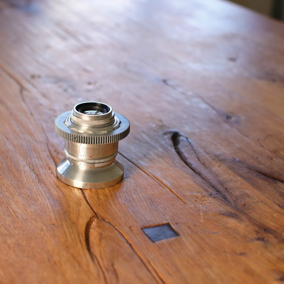 Helios 44-2 58 mm F2 in Silber, stehend mit aufgesetztem Follow-Focus-Zahnkranz